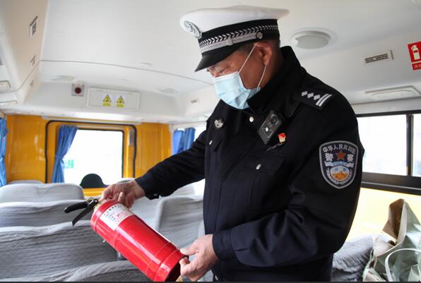 確山交警:開展校車安全檢查 助力校車復工 確山交警:開展校車安全檢查 助力校車復工