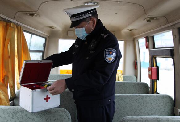 確山交警:開展校車安全檢查 助力校車復工 確山交警:開展校車安全檢查 助力校車復工