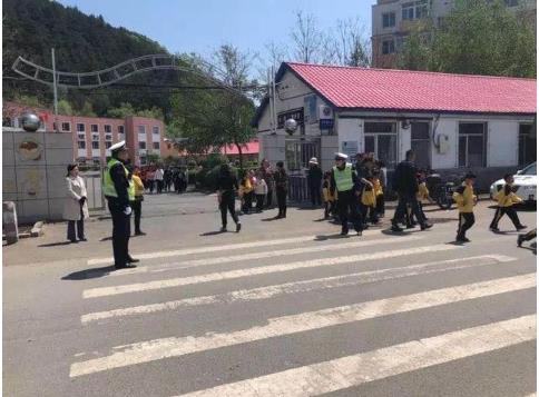 一校一策保安全 吉林省交警全力護(hù)航開學(xué) 一校一策保安全 吉林省交警全力護(hù)航開學(xué)