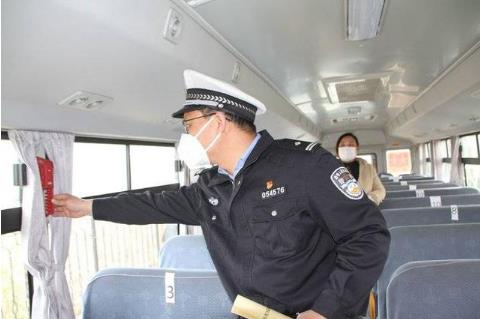 確保學(xué)生坐上“安全車(chē)”和“放心車(chē)” 高密市校車(chē)安全管理大練兵 確保學(xué)生坐上“安全車(chē)”和“放心車(chē)” 高密市校車(chē)安全管理大練兵