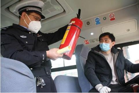 確保學(xué)生坐上“安全車(chē)”和“放心車(chē)” 高密市校車(chē)安全管理大練兵 確保學(xué)生坐上“安全車(chē)”和“放心車(chē)” 高密市校車(chē)安全管理大練兵