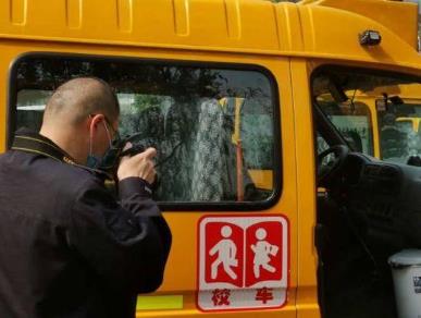 保障開(kāi)學(xué)出行安全 成都開(kāi)展校車安全專項(xiàng)檢查、嚴(yán)查“黑校車” 保障開(kāi)學(xué)出行安全 成都開(kāi)展校車安全專項(xiàng)檢查、嚴(yán)查“黑校車”